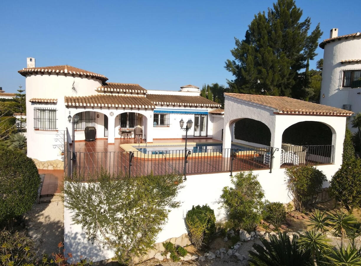 Haus, Terrasse und Pool