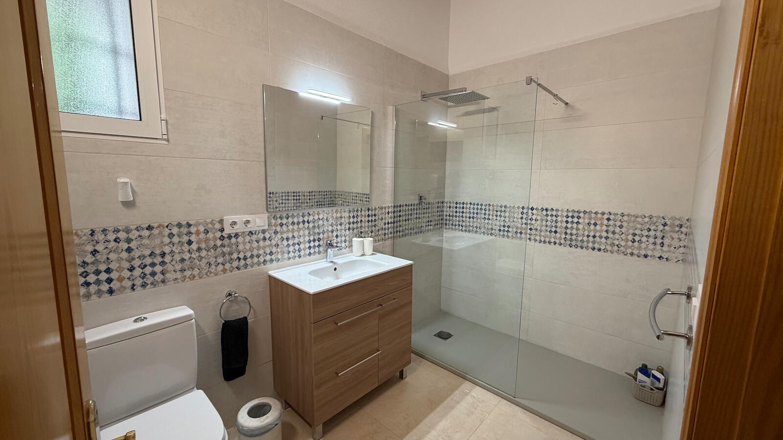 2. Tageslichtbad mit begehbarer Dusche 2. Tageslichtbad mit begehbarer Dusche