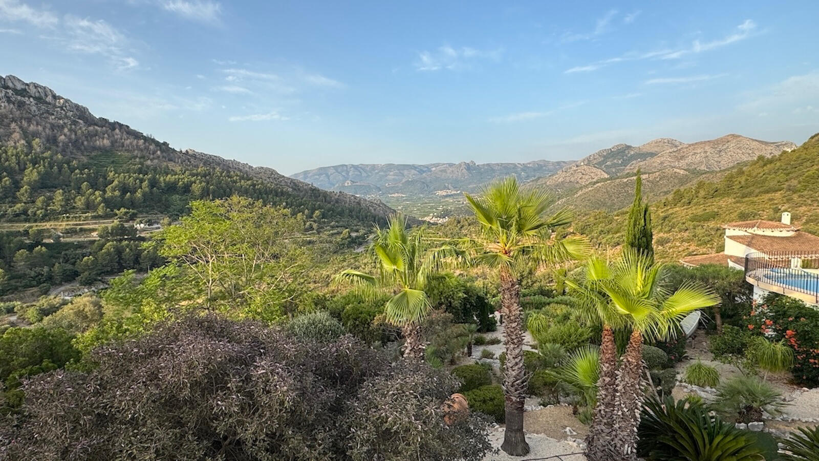 Aussicht ins Tal von der Terrasse. Aussicht ins Tal von der Terrasse.