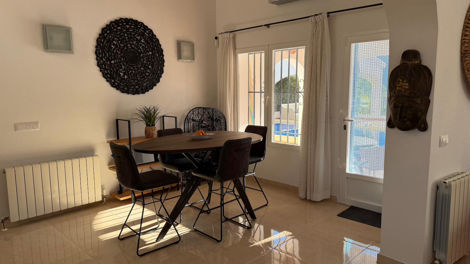 Esszimmer mit Zugang zur Terrasse Esszimmer mit Zugang zur Terrasse