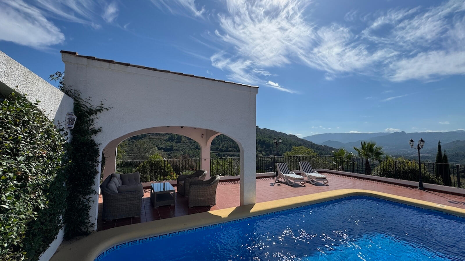 Terrasse und Pool - blick ins Tal Terrasse und Pool - blick ins Tal