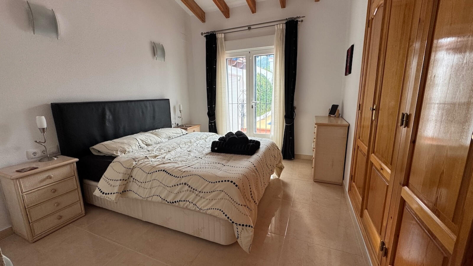 Ensuite Schlafzimmer mit Zugang zur Terrasse und Einbauschrank Ensuite Schlafzimmer mit Zugang zur Terrasse und Einbauschrank